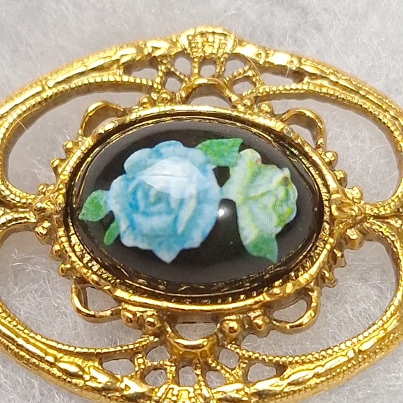 Vtg Gold Tone Filigree Brooch with Blue Rose Center On A Black Cabochon 1 1/2" - Picture 5 of 7